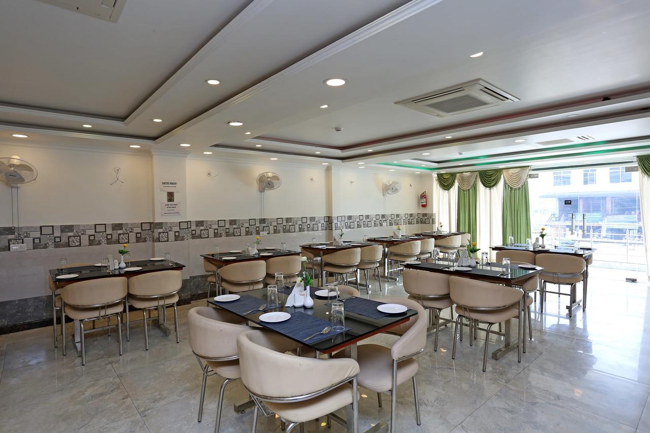 Oyo 11306 Ss Hotel Gorakhpur Exterior foto